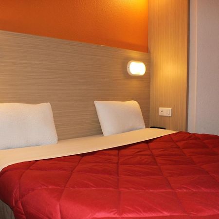 Premiere Classe St Quentin En Yvelines Elancourt Trappes Exterior foto